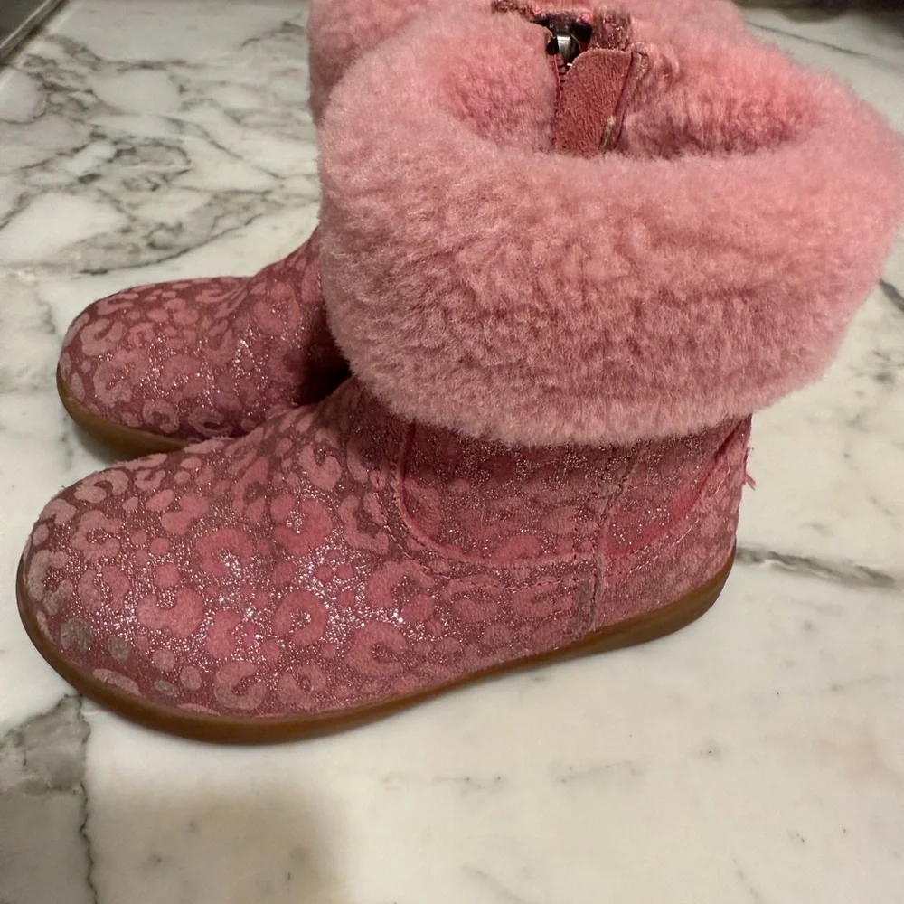 UGG follow us